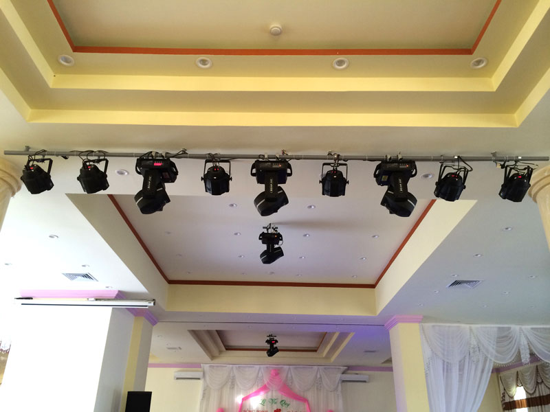 Hệ thống đèn sân khấu tiệc cưới 