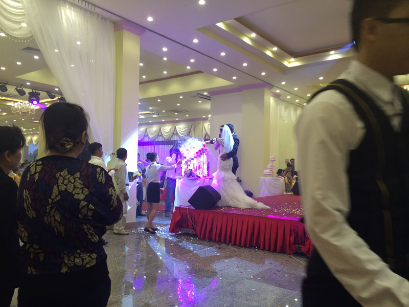đèn sân khấu tiệc cưới 
